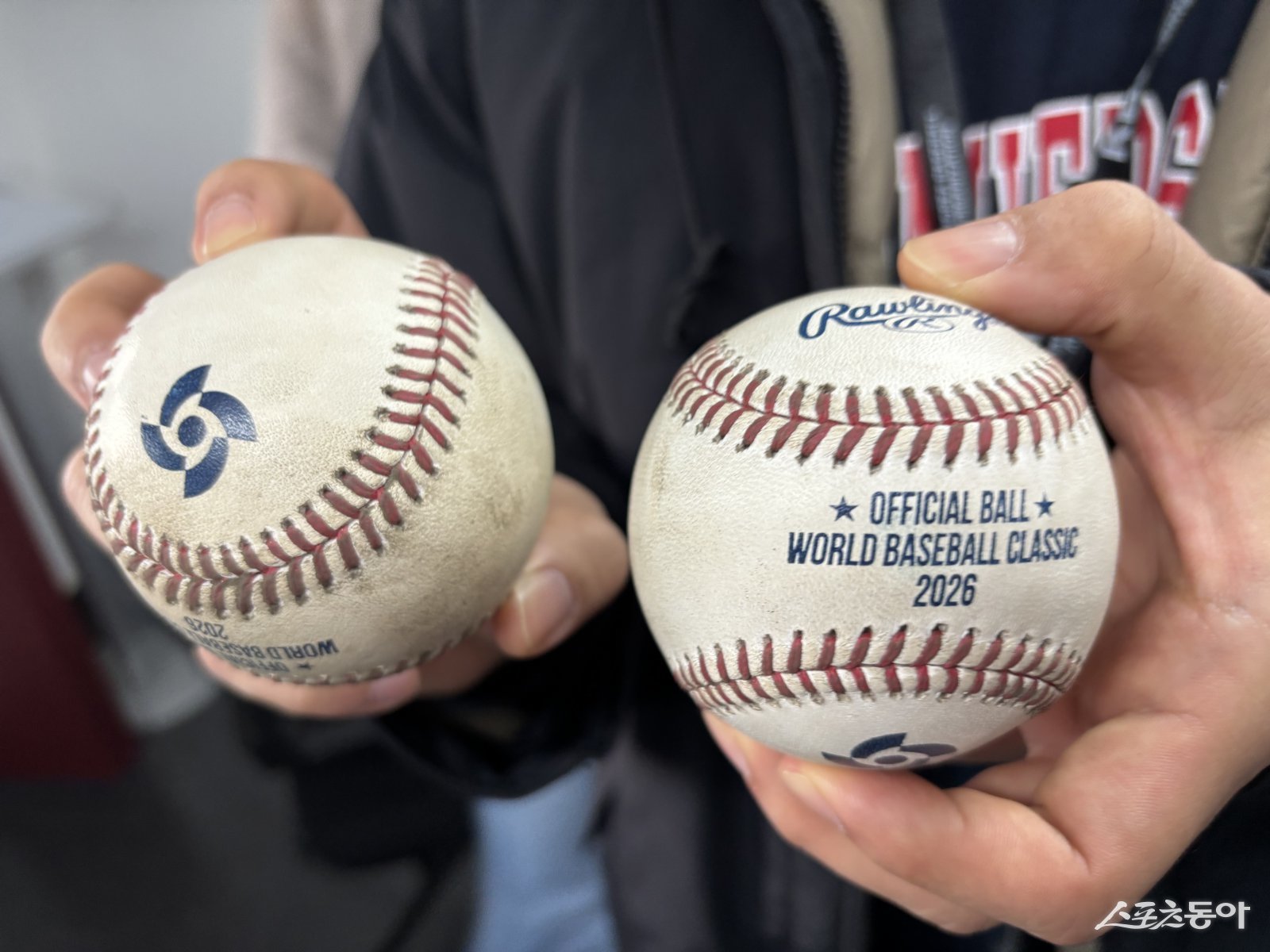 국제대회를 앞둔 선수들의 고민 중 하나가 새로운 공인구에 적응하는 것이다. KBO는 내년 3월 열릴 WBC를 준비하기 위해 2일 시작한 야구대표팀 훈련 때 WBC 공인구를 사용하고 있다. KBO 관계자가 미국 롤링스사의 WBC 공인구를 들어 보이고 있다. 고양ㅣ강산 기자 posterboy@donga.com