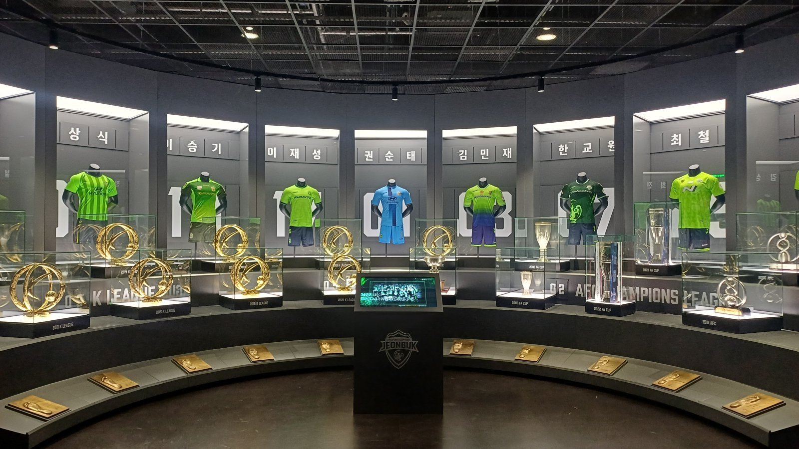 전북 현대가 전주월드컵경기장에 복합문화공간인 ‘팬 익스피리언스센터’를 구축했다. 2026시즌 개막에 맞춰 공식 개관을 준비하는 이곳엔 그간 수확한 모든 트로피들이 전시된다. 그동안 트로피는 완주군 클럽하우스에 있어 팬들이 실감하기가 쉽지 않았다. 전주｜남장현 기자