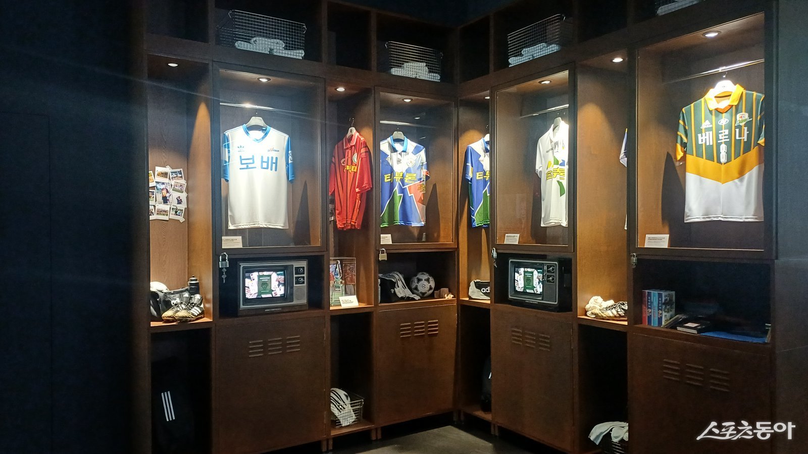 전북 현대가 전주월드컵경기장에 복합문화공간인 ‘팬 익스피리언스센터’를 구축했다. 2026시즌 개막에 맞춰 공식 개관을 준비하는 에곳엔 다양한 레전드들의 유니폼이 전시됐다. 전주｜남장현 기자