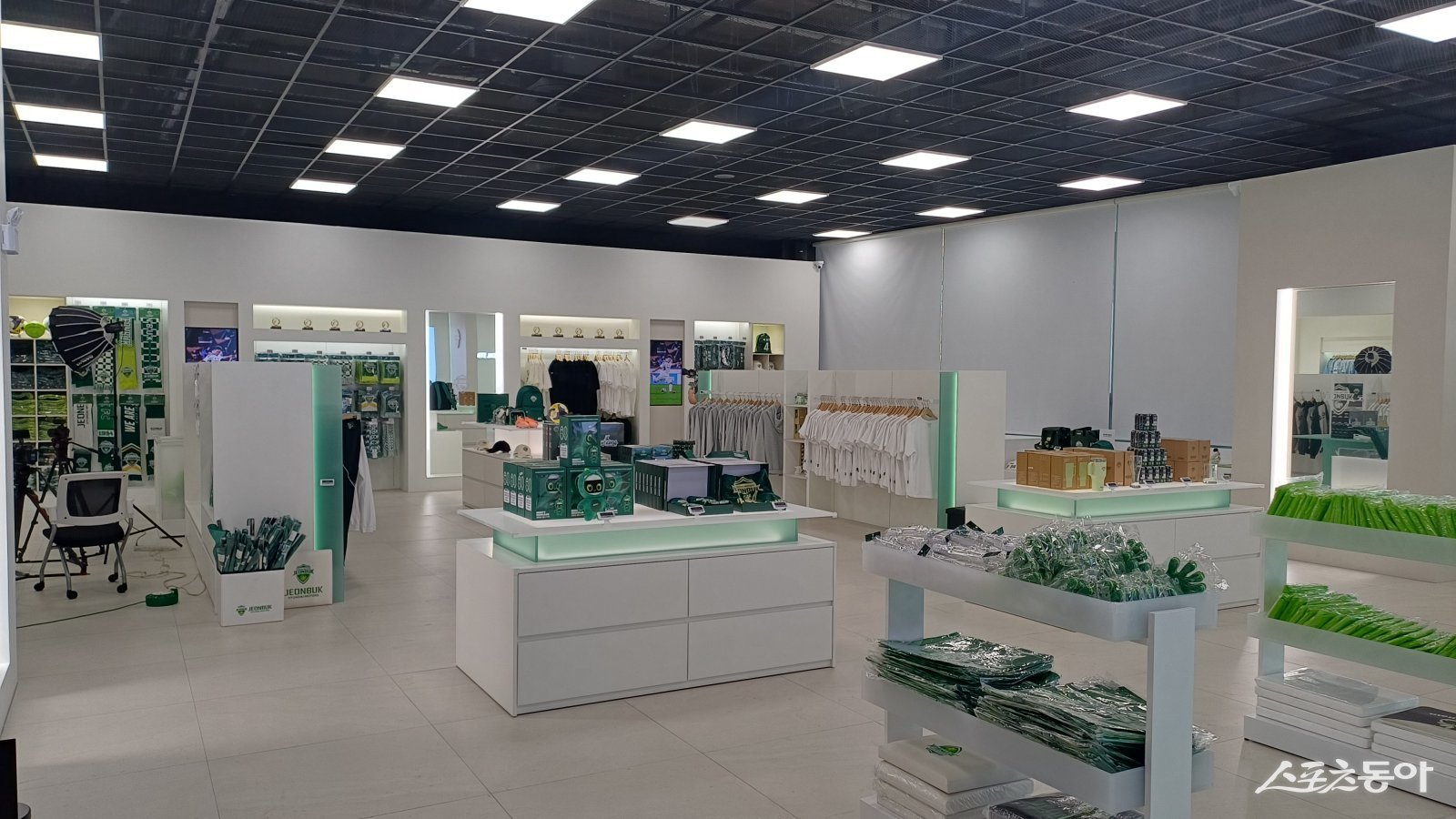 전북 현대가 전주월드컵경기장에 복합문화공간인 ‘팬 익스피리언스센터’를 구축했다. 2026시즌 개막에 맞춰 공식 개관을 준비하는 이곳은 방문객들의 눈과 귀를 즐겁게 할 것으로 보인다. 메가스토어 전경. 전주｜남장현 기자