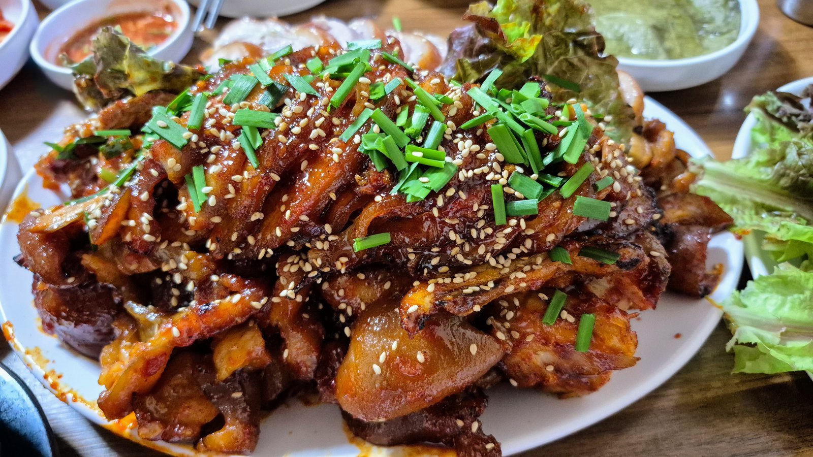 창신동 옥천매운족발의 반반메뉴. 매운족발과 보통족발이 반씩 나오지만 결국 먼저 없어지는 것은 늘 매운족발 쪽이다.        양형모 기자