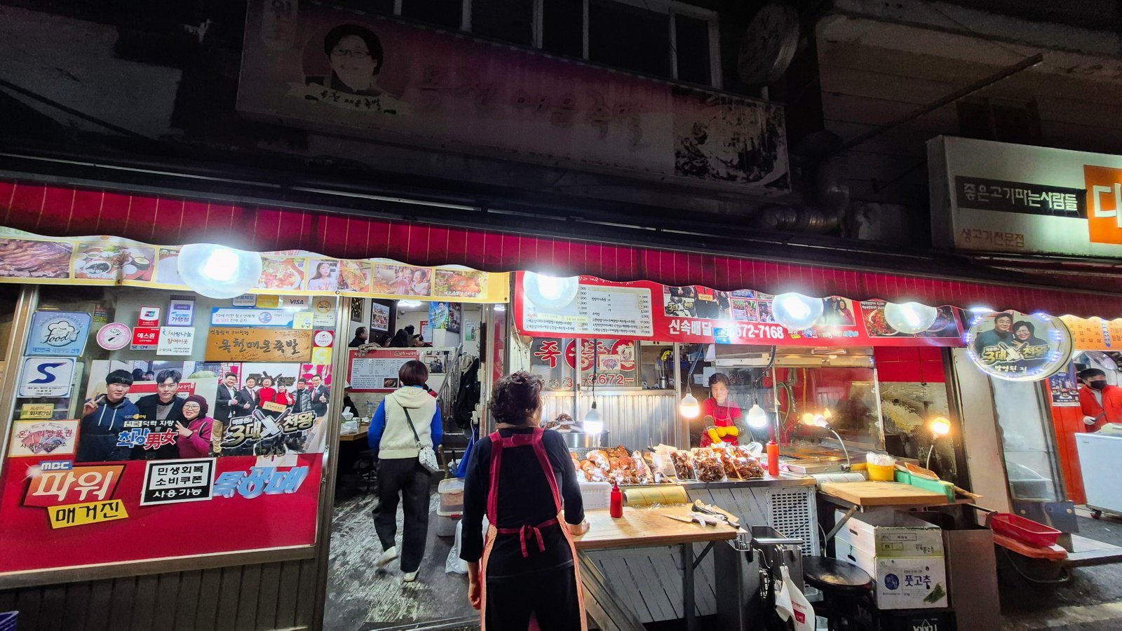 옥천매운족발의 입구에서 족발을 썰고 있는 모습