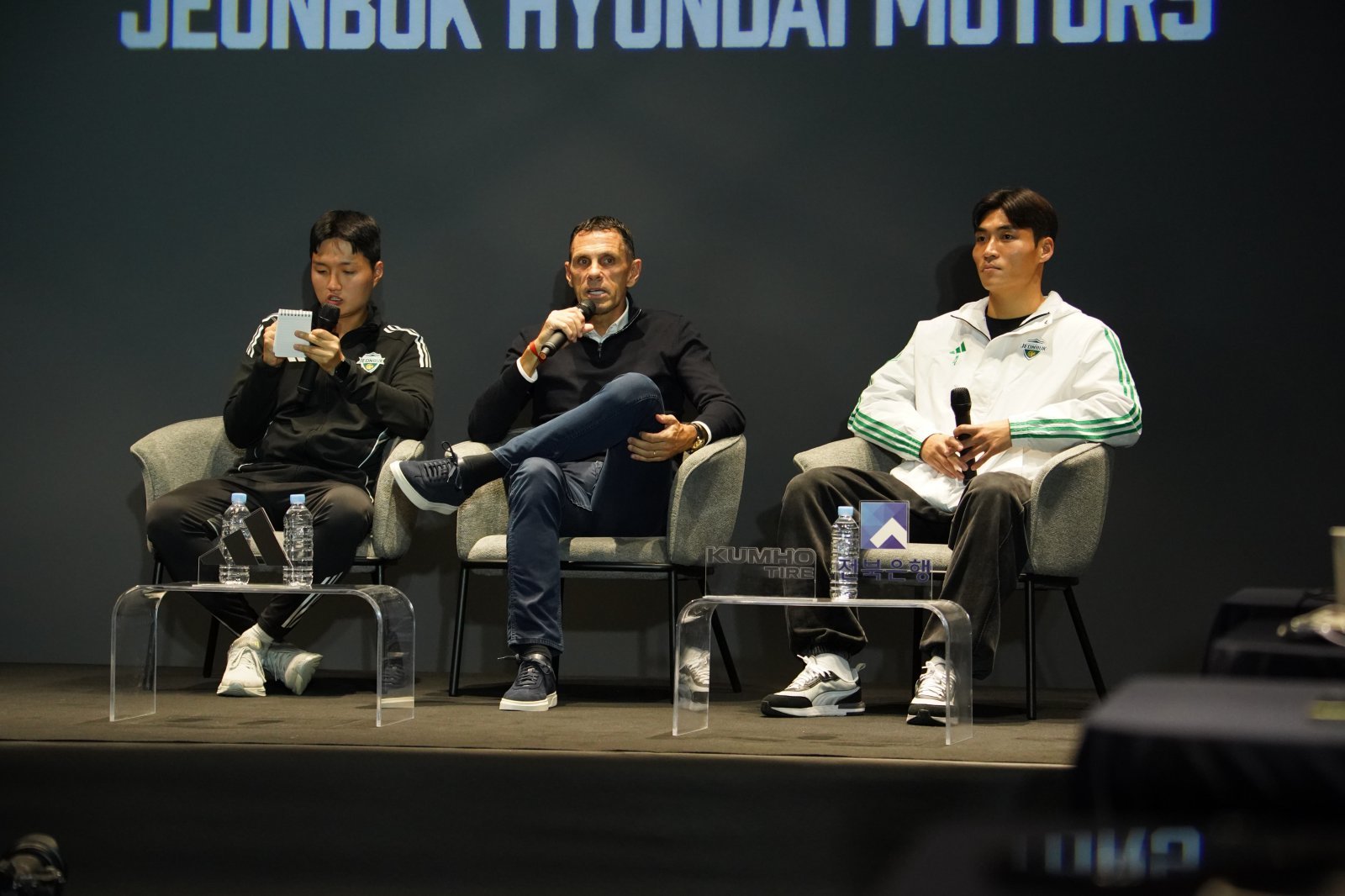 통산 10번째 K리그1 정상을 일군 전북 현대 거스 포옛 감독(가운데)과 주장 박진섭(오른쪽)이 5일 전주월드컵경기장 ‘팬 익스피리언스센터’에서 진행된 우승 미디어데이에서 찬란했던 올 시즌을 돌아보고 있다. 사진제공|전북 현대