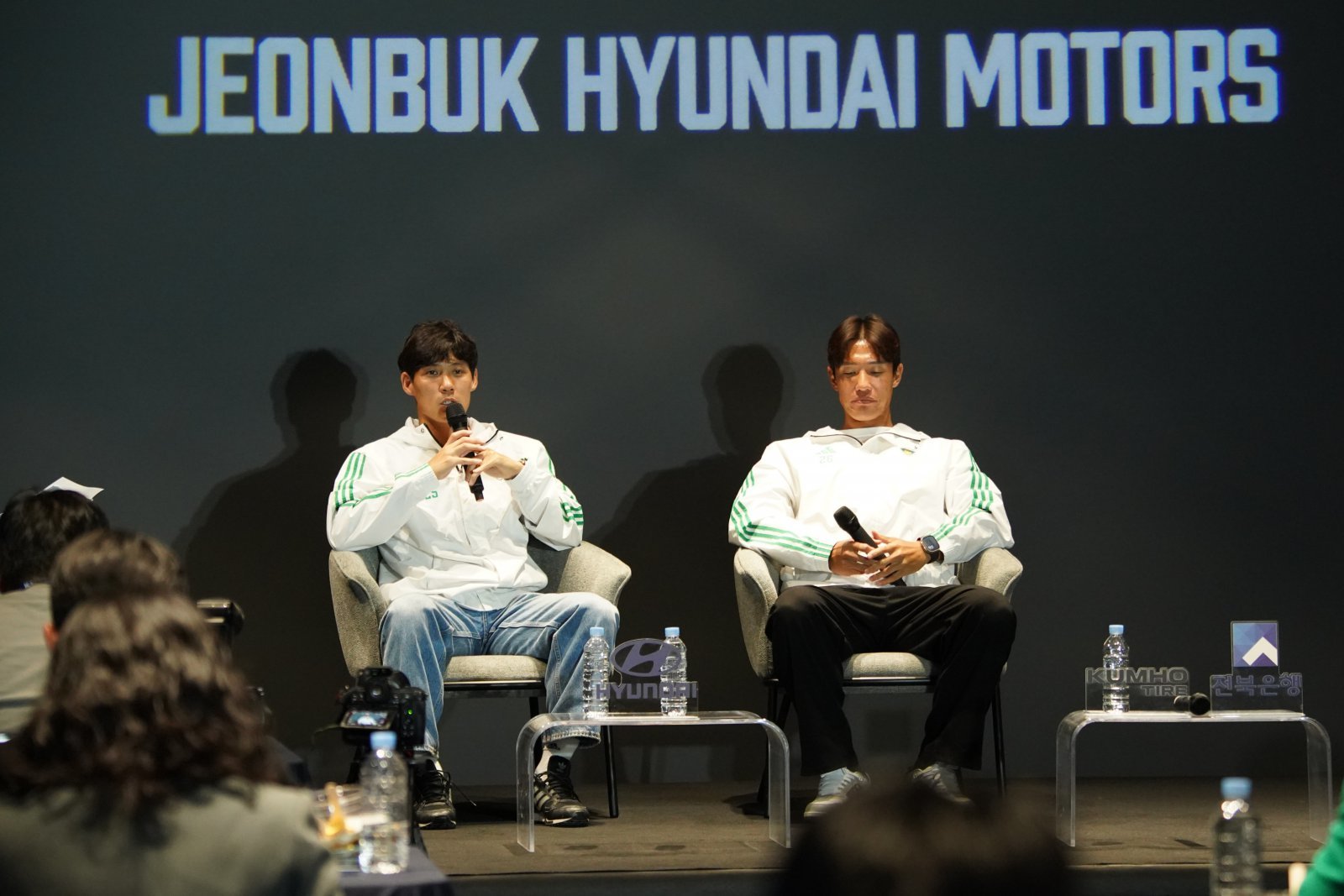 전북 현대의 찬란한 10번째 우승을 일꾼 베테랑 콤비 최철순과 홍정호(왼쪽부터)가 5일 전주월드컵경기장 ‘팬 익스피리언스센터’에서 진행된 우승 미디어데이에서 담담하게 올 시즌을 돌아보고 있다. 사진제공|전북 현대