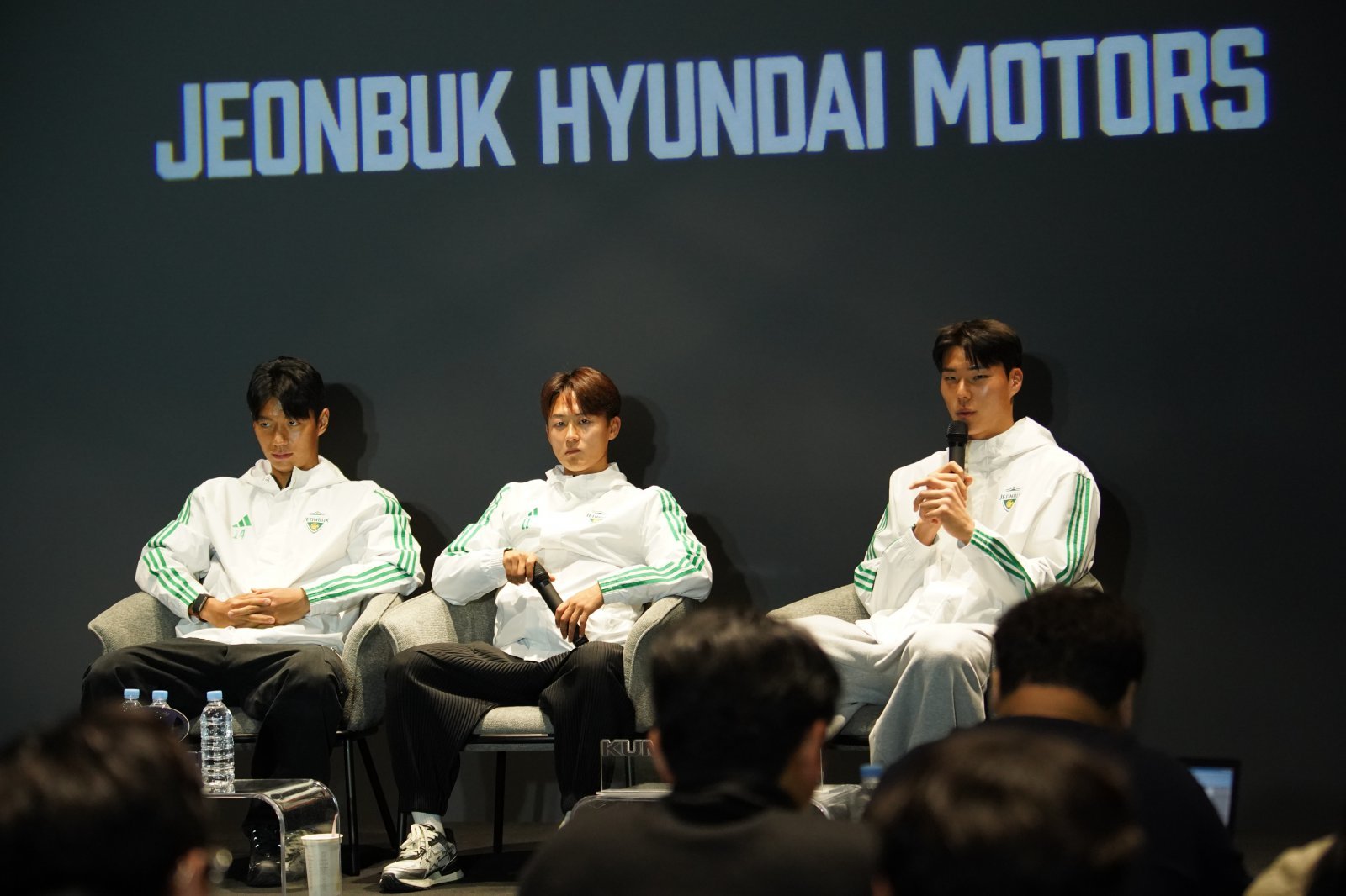 전북 현대의 통산 10번째 우승을 일군 삼총사 전진우, 이승우, 송범근(왼쪽부터)이 5일 전주월드컵경기장 ‘팬 익스피리언스센터’에서 진행된 우승 미디어데이에서 다사다난했던 여정을 돌아봤다. 사진제공|전북 현대