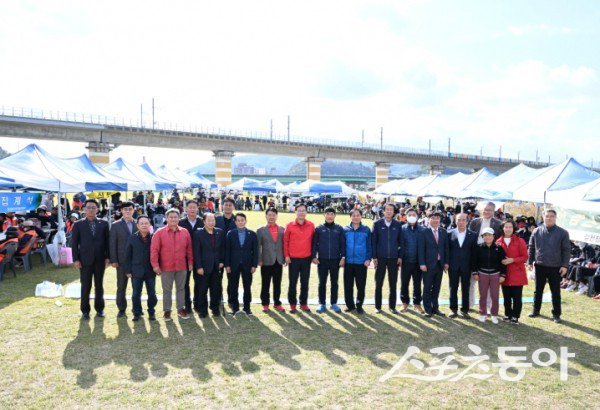 지난 1일 제3회 김천시장기 파크골프대회가 개최된 후 기념촬영을 하고 있는 모습. 사진제공ㅣ김천시