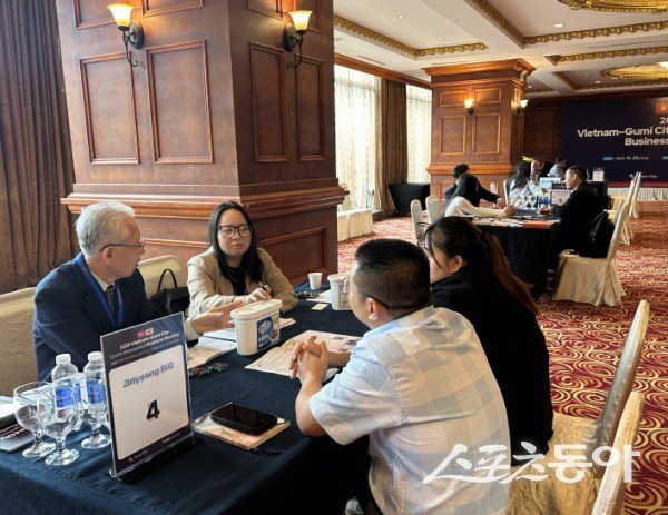 구미시가 베트남 무역사절단과 MOU체결 관련해 이야기를 나누고 있는 모습. 사진제공ㅣ구미시