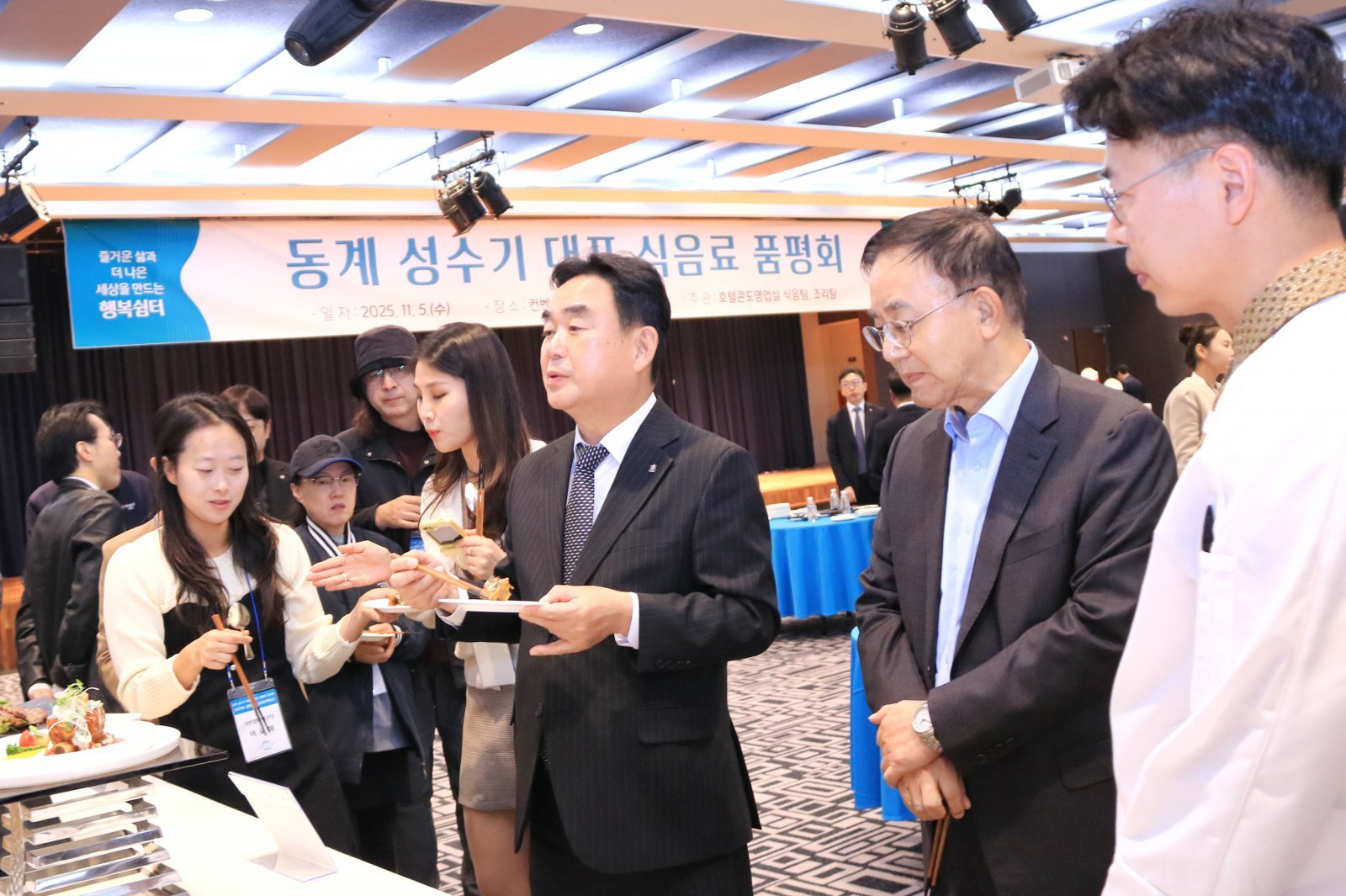 국민참여혁신단과 함께 하이원리조트 동계 성수기 식음료 품평회에 참석한 최철규 직무대행(오른쪽에서 세번째). 사진제공｜강원랜드
