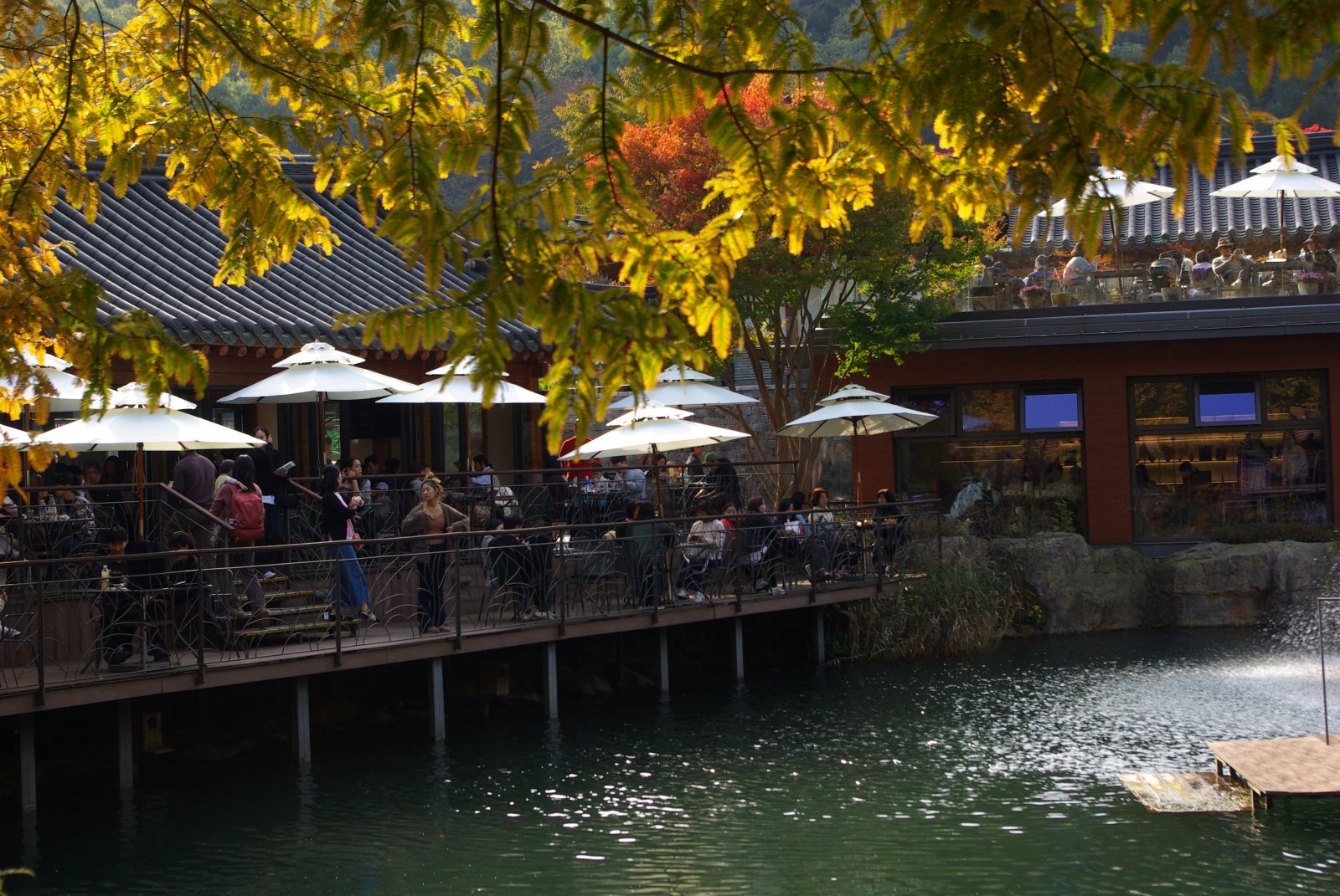 인공호수를 바라보며 막걸리에 전을 먹을 수 있는 ‘번지없는 주막’