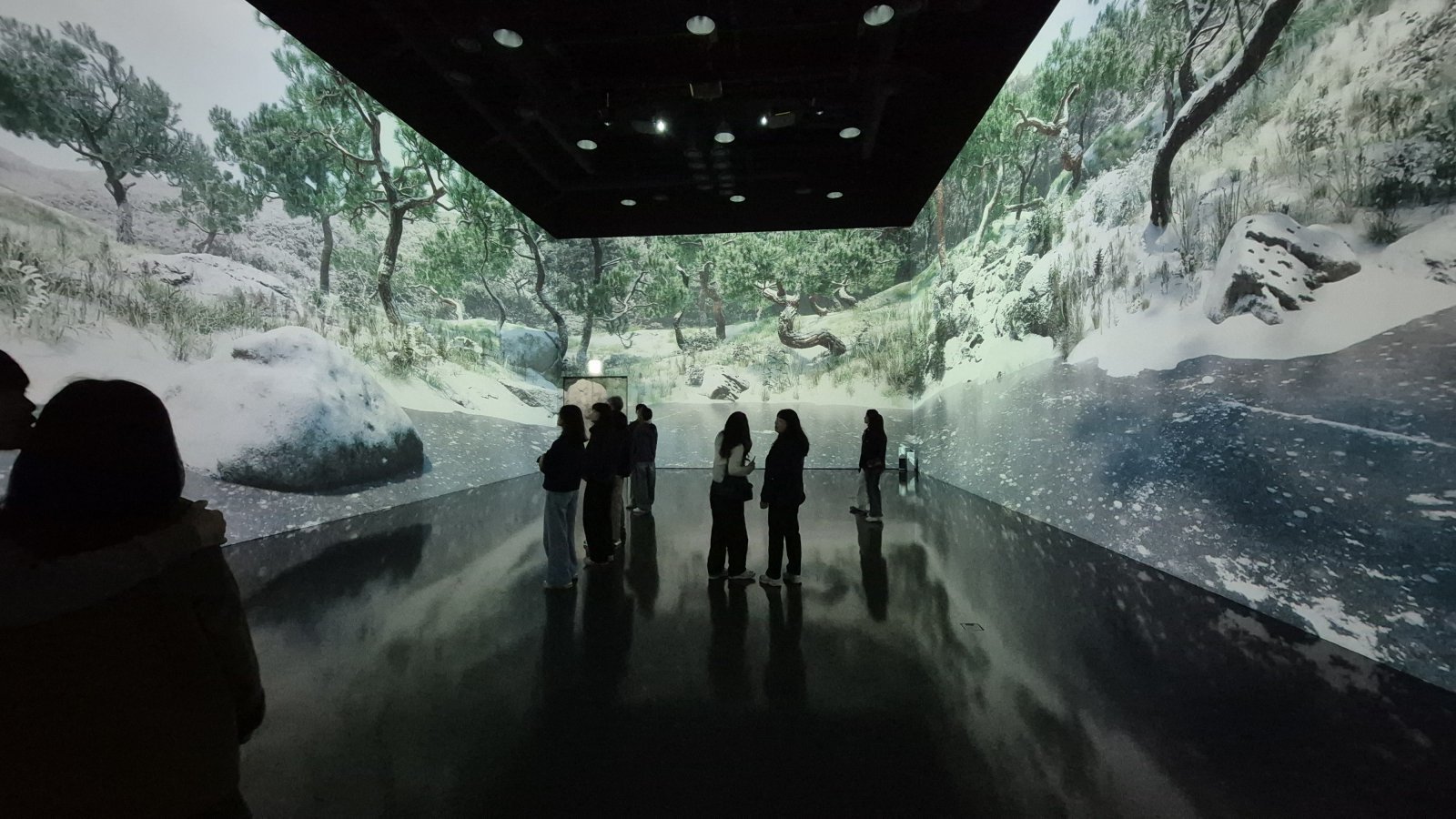 화담채의 미디어아트관. 4면의 대형스크린을 통해 화담숲의 사계절을 만날 수 있다