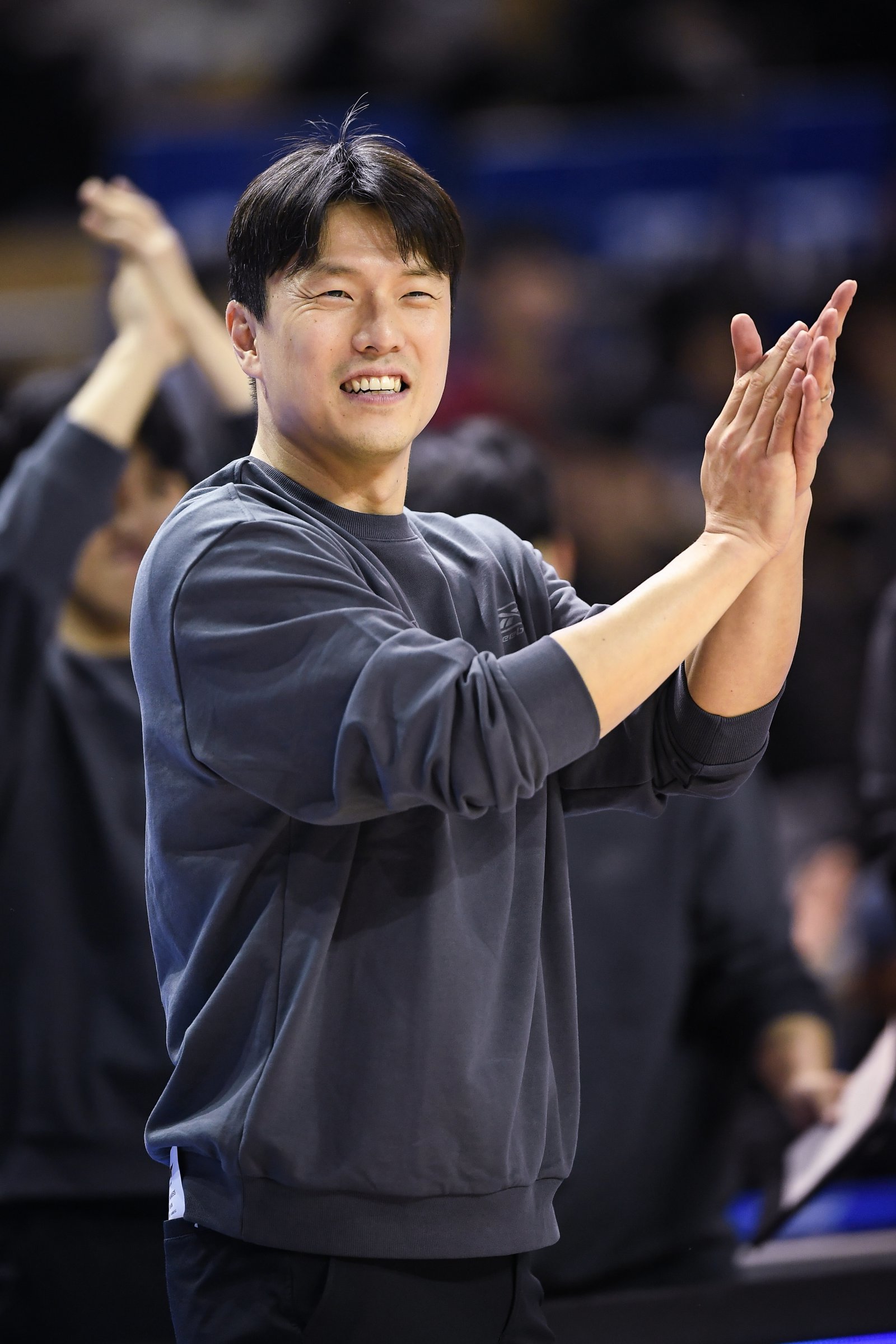 김효범 삼성 감독이 5일 잠실체육관에서 벌어진 ‘2025~2026 LG전자 프로농구’ 정관장과 2라운드 경기에서 선수들에게 박수를 보내고 있다. 이날 삼성은 89-75로 이겼다. 사진제공|KBL