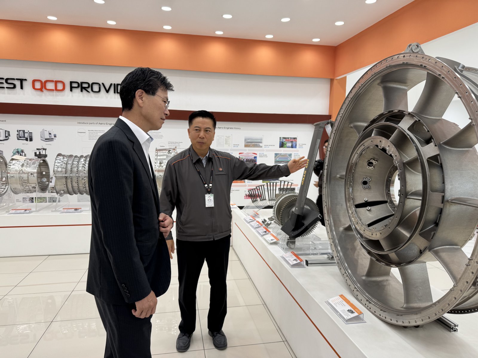 베트남 하노이 인근 소재 한화에어로엔진 공장에서 부품 관련 설명을 듣고 있는 강태영 행장(왼쪽). 사진제공|NH농협은행