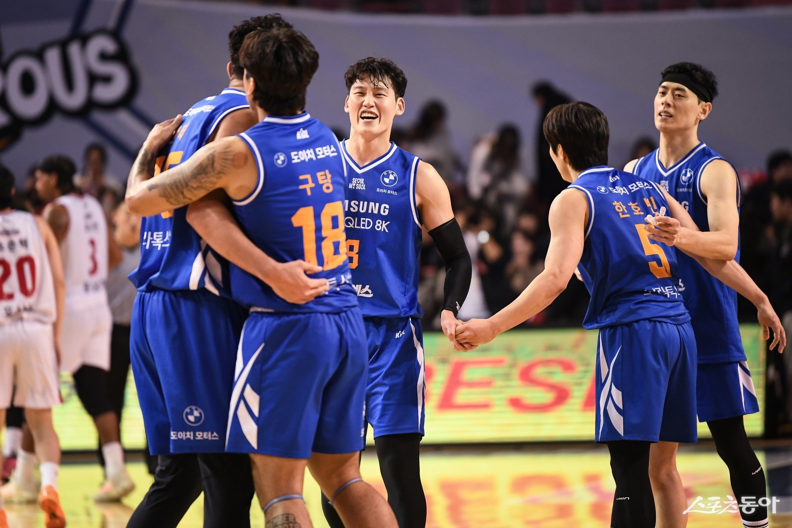 삼성 선수들이 5일 잠실실내체육관에서 열린 정관장전서 승리한 뒤 함께 기뻐하고 있다. 삼성은 이번 시즌 3점슛을 최대한 많이 던지는 농구를 통해 보는 이들의 눈을 시원하게 만들고 있다. 사진제공｜KBL