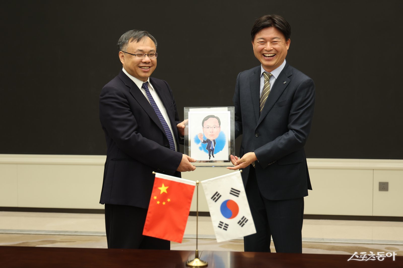 조용익 부천시장(오른쪽)이 지난 2일 왕흐어성 하얼빈시장을 만나 자매결연 체결 30주년을 기념하며 사진을 촬영하고 있다.사진제공|부천시