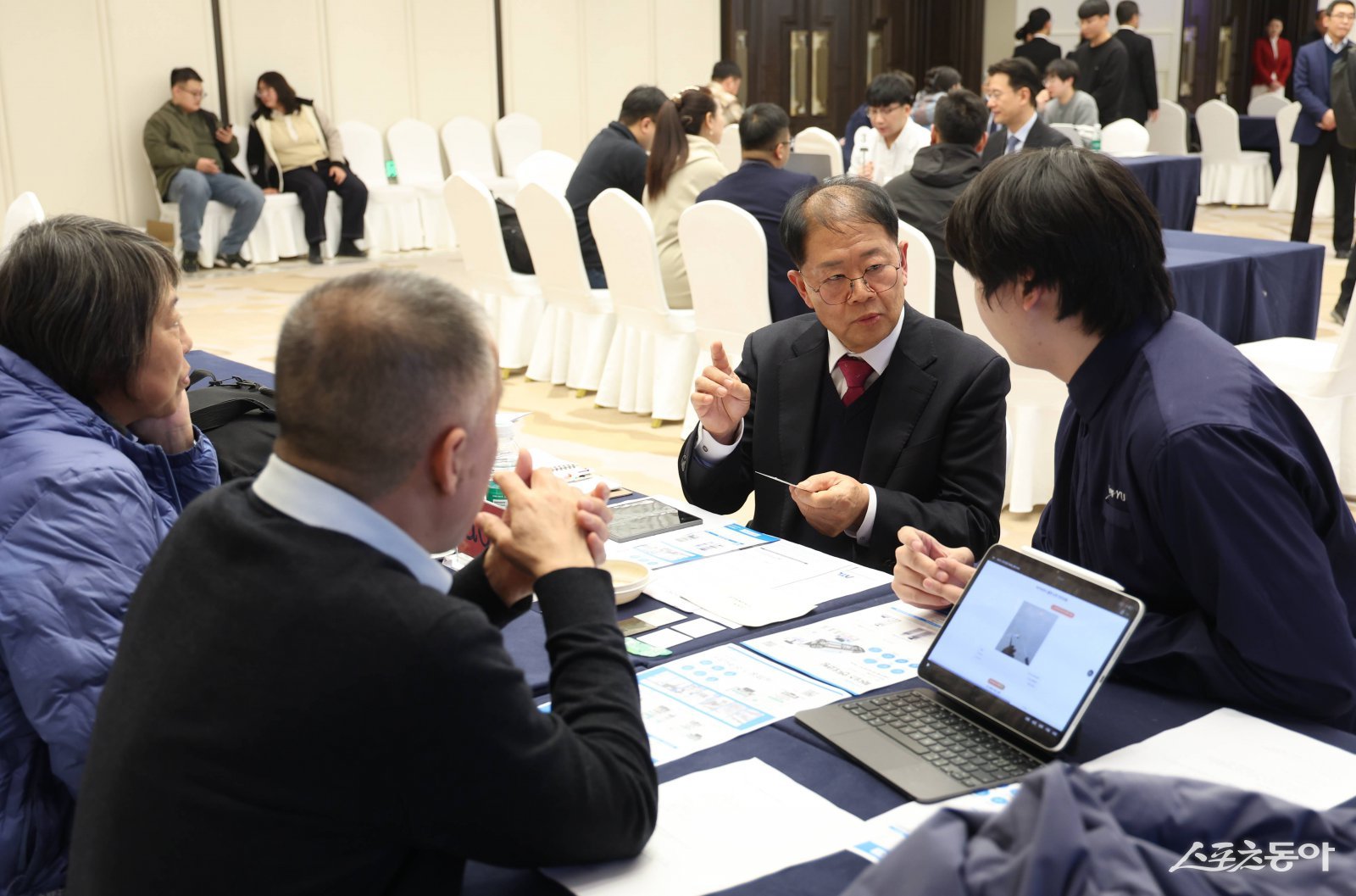 지난 3일 열린 ‘부천시-하얼빈시 기업 수출상담회’에서 관내 기업과 하얼빈 현지 에이전시가 1:1 비즈니스 상담을 진행하고 있다.사진제공|부천시