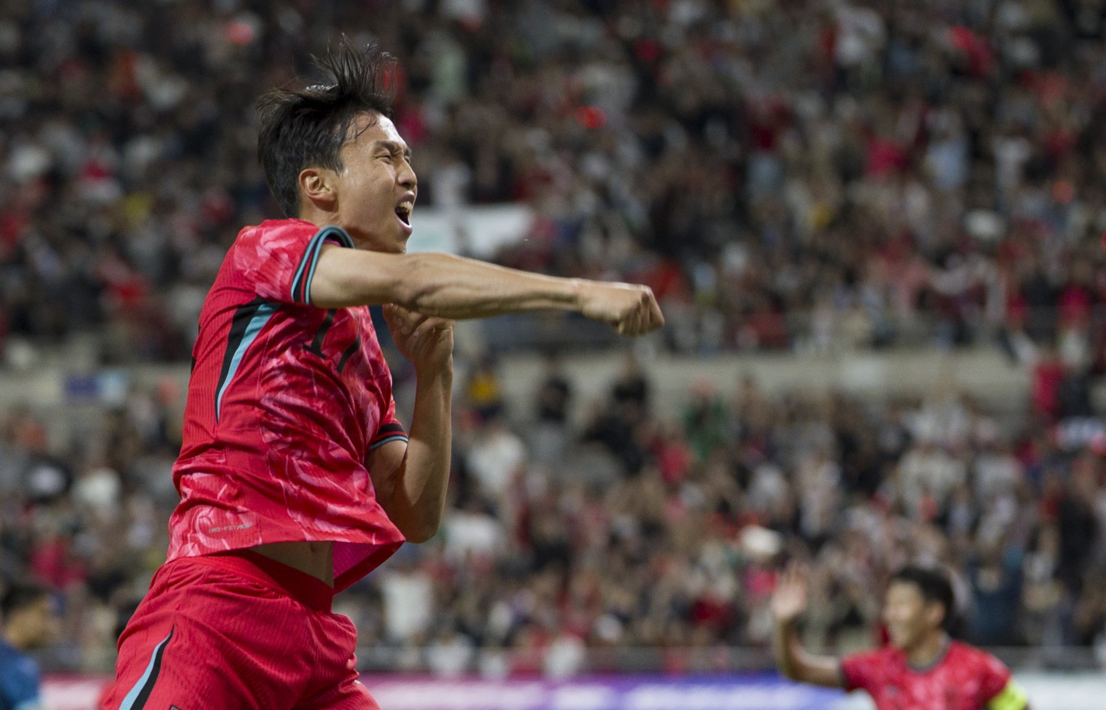 엄지성이 지난달 14일 서울월드컵경기장에서 열린 파라과이와 친선전 도중 선제골을 넣은 뒤 기뻐하고 있다. 상암|뉴시스