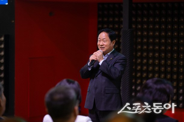 주광덕 시장이 지난 10월 31일 화도읍 조안면에서 남양주시장기 수상레저 대회에서 개회식 인사말을 하고 있다. 사진제공ㅣ남양주시 