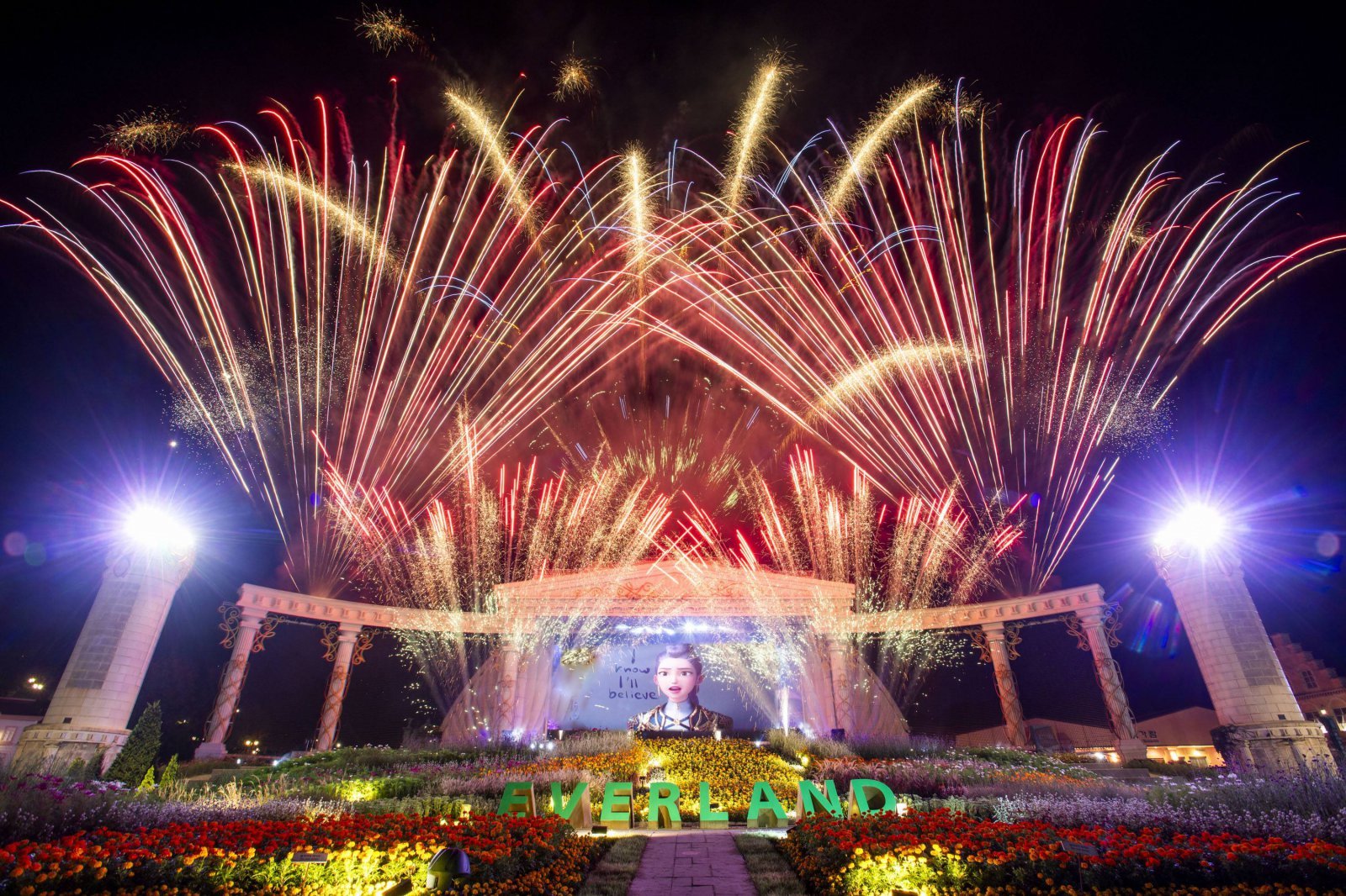 에버랜드 포시즌스가든에서 펼쳐지는 ‘케이팝 데몬 헌터스 싱어롱 불꽃쇼’ 현장