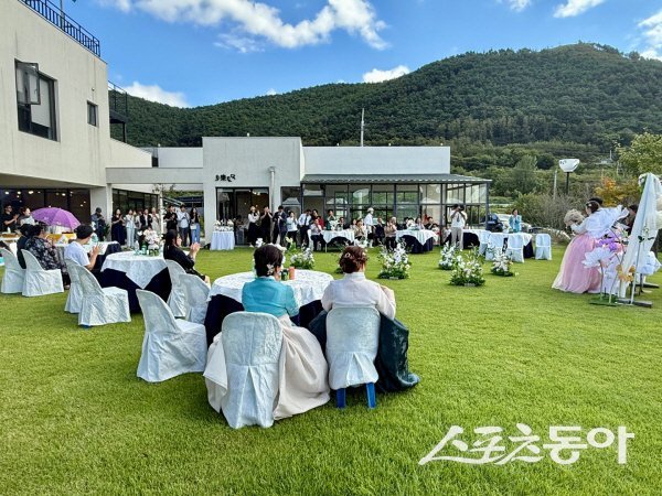 장소 분야 대상을 수상한 안동시 남후면 ‘토락토닥’ 카페 결혼식 광경. 사진제공 ㅣ 경북도