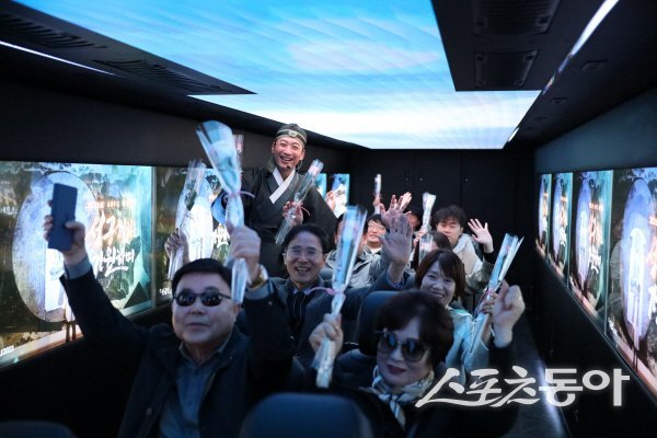 경주시가 첨단 XR 기술을 적용한 ‘골든 신라 XR모빌리티 버스’ 정식 운행을 시작했다. 사진제공 ㅣ 경주시