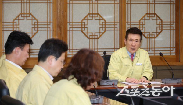 포항시가 5일 포스코 포항제철소 사고에 따른 긴급 대책회의를 진행하고 있는 모습. 사진제공ㅣ포항시