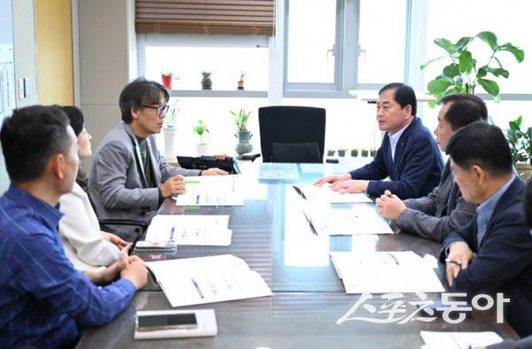 김천시가 6일 정부세종청사에서 기후에너지환경부 금한승 제1차관을 만나 논의하고 있는 모습. 사진제공ㅣ김천시