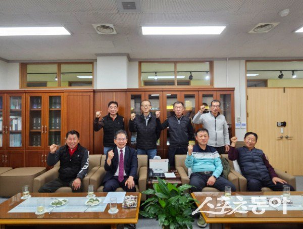 김진열 군위군수가 상인회 임원들과 간담회를 가진 후 기념촬영을 하고 있는 모습. 사진제공ㅣ군위군