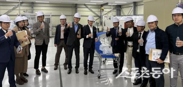 태국 푸켓 직업전문학교장 및 일행이 지난 5일 경산시를 방문해 국내 최고 수준의 정수처리 공정을 갖춘 경산정수장을 견학한 후 기념촬영을 하고 있는 모습. 사진제공ㅣ경산시