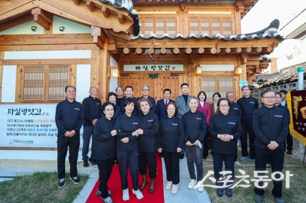 운경재단 대구중구시니어클럽에서 창업한 대구 중구 ‘마실방앗간’에 일하는 어르신들이 기념촬영을 하고 있다. 사진제공ㅣ대구 중구