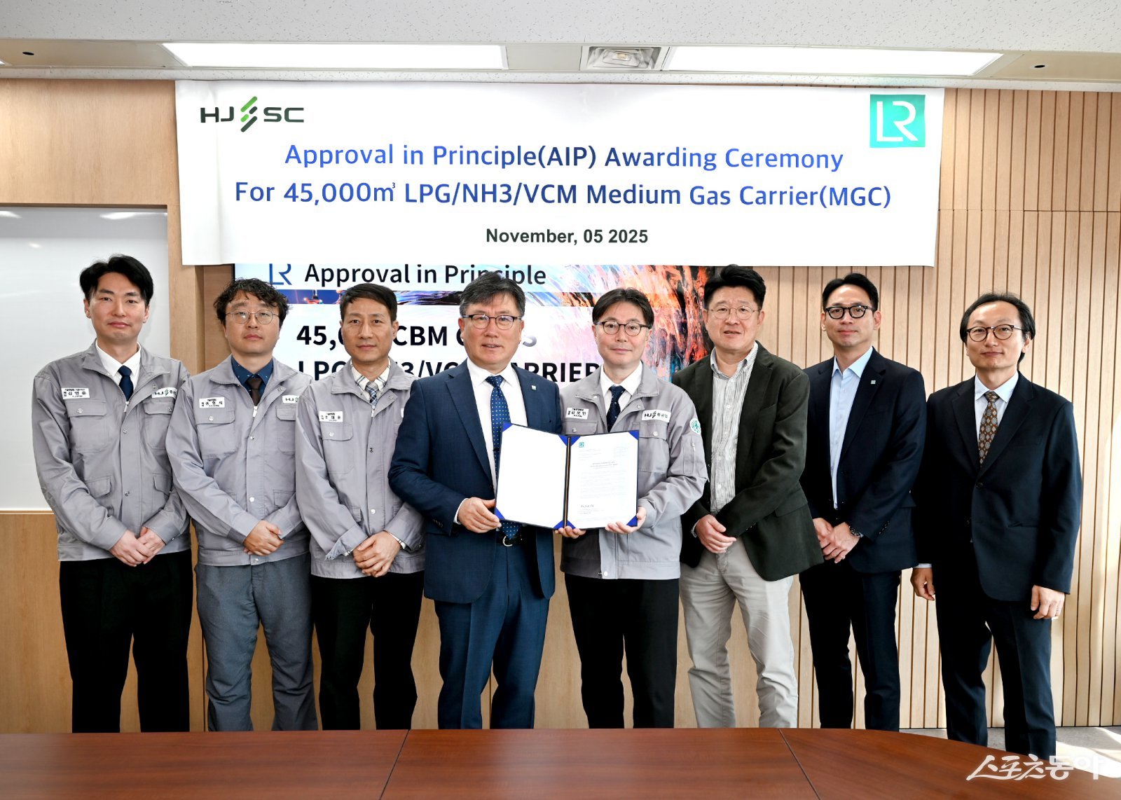 HJ중공업이 영국 로이드선급(Lloyd’s Register, LR)으로부터 4만 5000㎥급 중형 LPG·암모니아 운반선에 대한 기본설계승인을 획득한 가운데 김영두 GTSO 한국대표(왼쪽 4번째)와 HJ중공업 김보언 기술영업 담당 상무(왼쪽 5번째) 등 관계자들이 기념촬영을 하고 있다. (사진제공=HJ중공업)