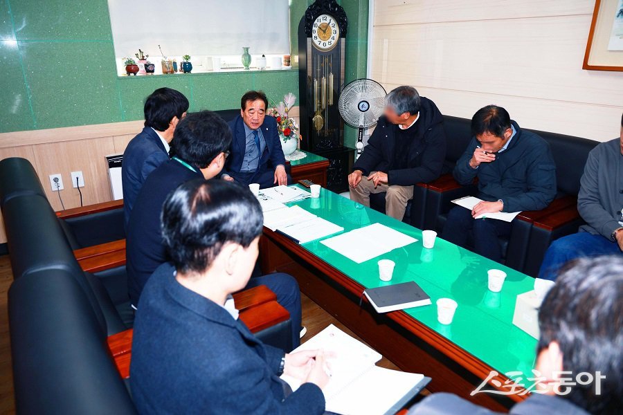 정동준 인천 중구의회 부의장이 인천종합어시장 공영주차장 운영 관련 간담회를 진행했다. 사진제공｜인천 중구의회