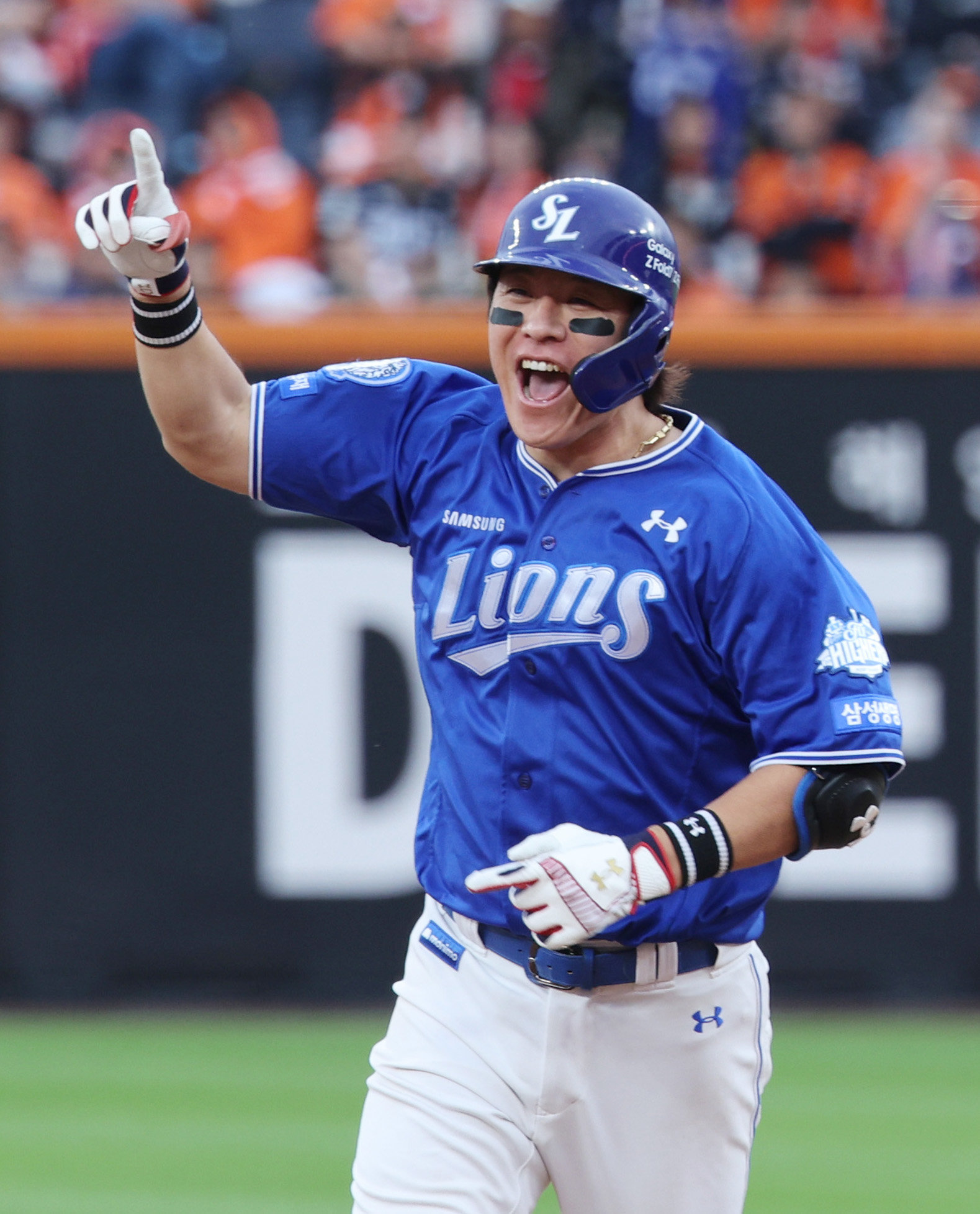 삼성 강민호는 어느덧 4번째 FA를 앞두고 있다. 강민호가 이번에도 FA 계약을 성사시키면 KBO 역사상 최초로 4번째 FA 계약을 만든 선수가 된다. 더불어 FA 200억 원 클럽에도 가입할 전망이다. 뉴시스
