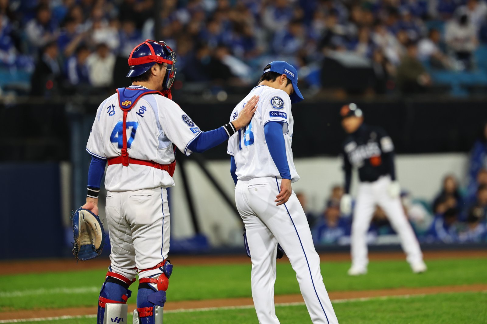 삼성 강민호는 어느덧 4번째 FA를 앞두고 있다. 강민호가 이번에도 FA 계약을 성사시키면 KBO 역사상 최초로 4번째 FA 계약을 만든 선수가 된다. 더불어 FA 200억 원 클럽에도 가입할 전망이다. 뉴시스