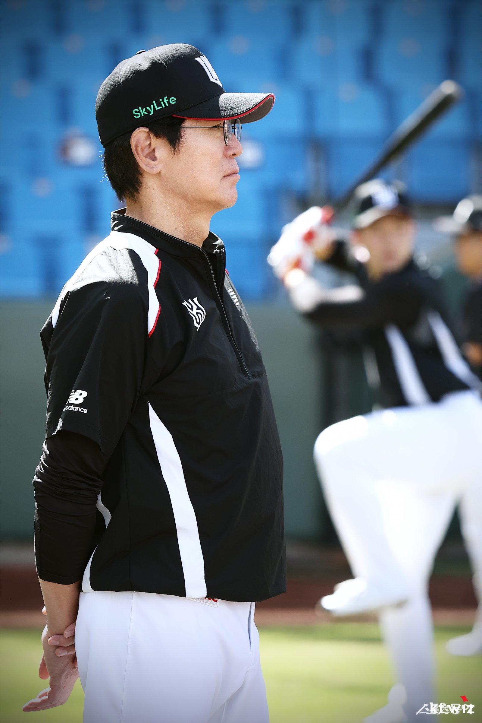 이강철 KT 감독이 6일 라쿠텐 타오위안 야구장에서 열린 ‘2025 타오위안 아시아 프로야구 교류전’ 대비 훈련 도중 선수들을 지켜보고 있다. 사진제공｜KT 위즈
