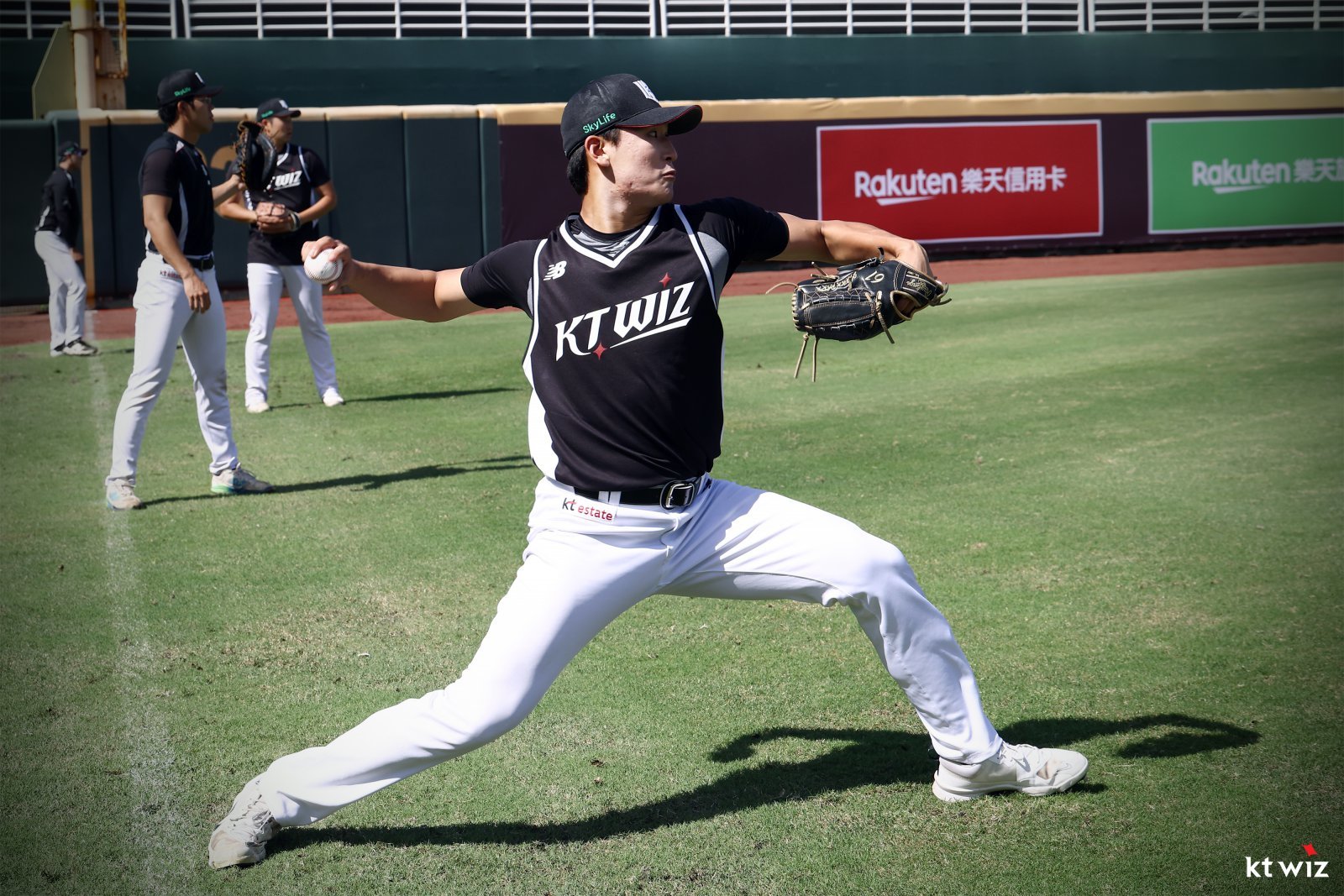 KT 신인 박지훈이 6일 라쿠텐 타오위안 야구장에서 열린 ‘2025 타오위안 아시아 프로야구 교류전’ 대비 훈련 도중 투구 동작을 취하고 있다. 사진제공|KT 위즈