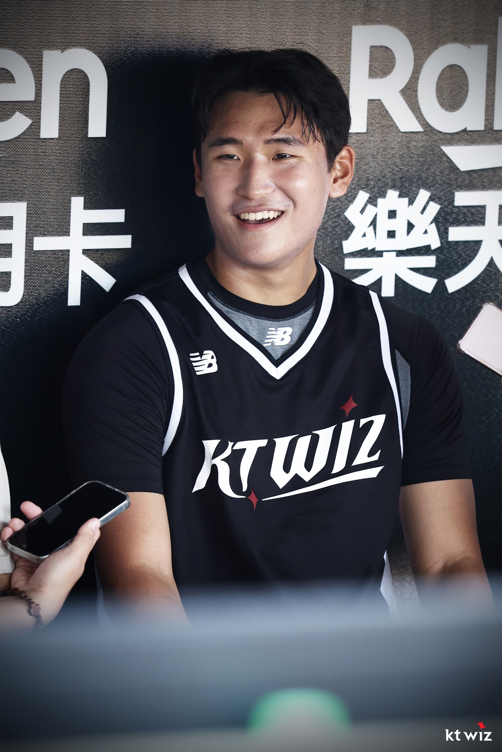 KT 신인 박지훈이 6일 라쿠텐 타오위안 야구장에서 열린 ‘2025 타오위안 아시아 프로야구 교류전’ 대비 훈련을 마친 뒤 취재진과 인터뷰하고 있다. 사진제공|KT 위즈