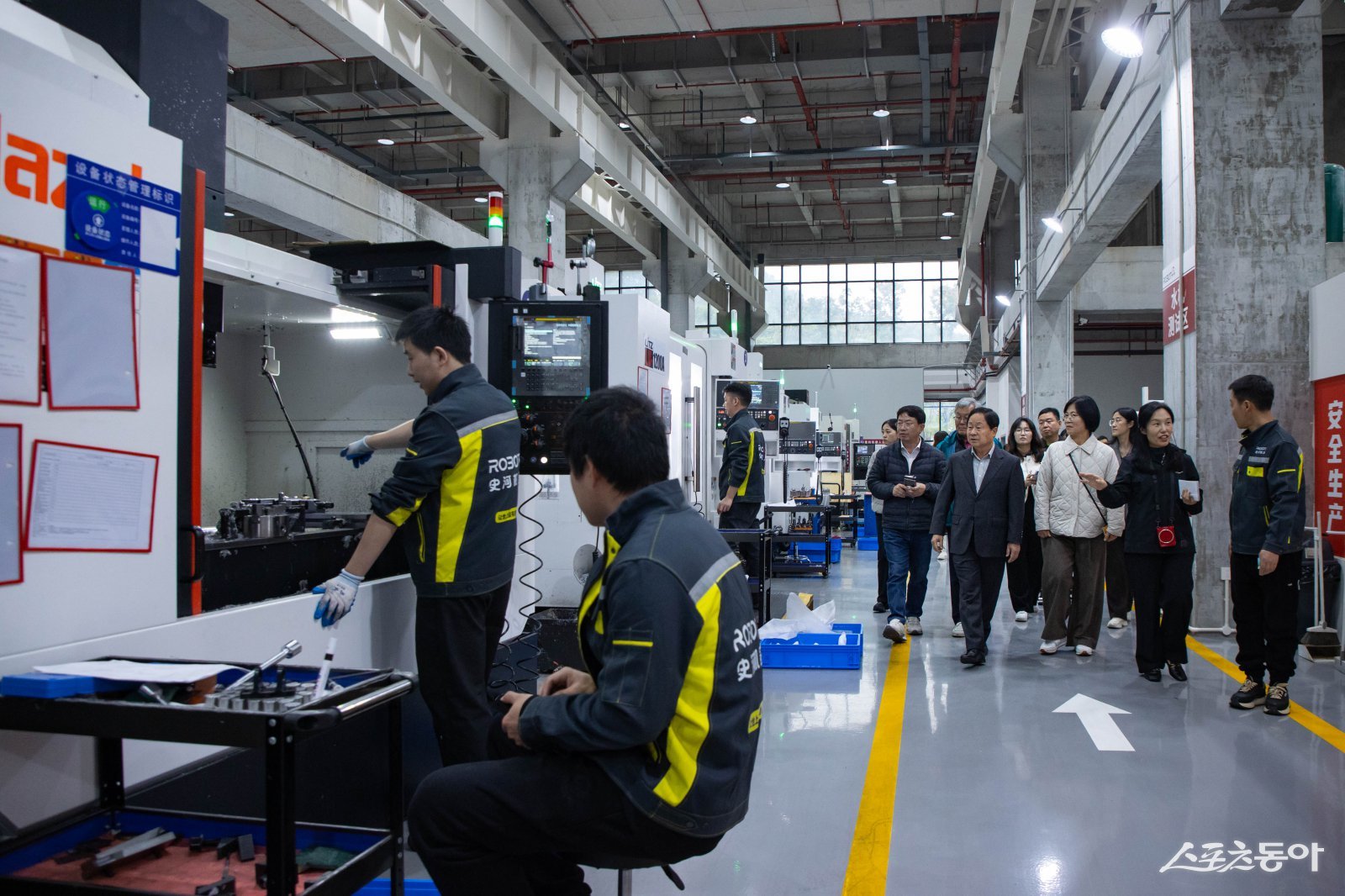 4일 주광덕 시장(앞줄 오른쪽 네번째)이 로봇산업 현장을 방문해 생산시설을 견학하고 있다. 사진제공ㅣ남양주시