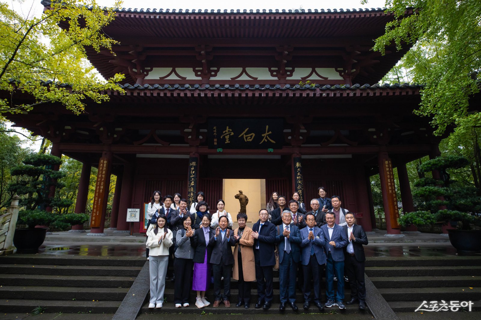 주광덕 시장(앞줄 윈쪽 네번째) 이 남양주시 대표단과 이백 기념관장및 관계자들이 5일 이백 기념관 앞에서 단체사진을 찍고 있다. 사진제공ㅣ남양주시