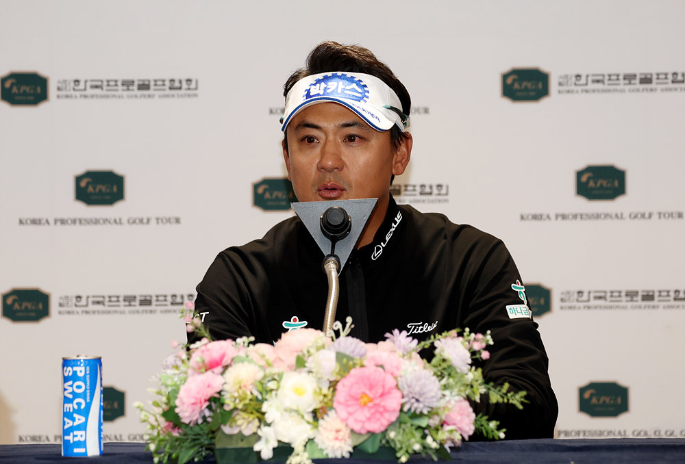 박상현이 ‘KPGA 투어 챔피언십 in JEJU’ 1라운드를 공동 선두로 마친 뒤 취재진의 질문에 답하고 있다. 사진제공 | KPGA
