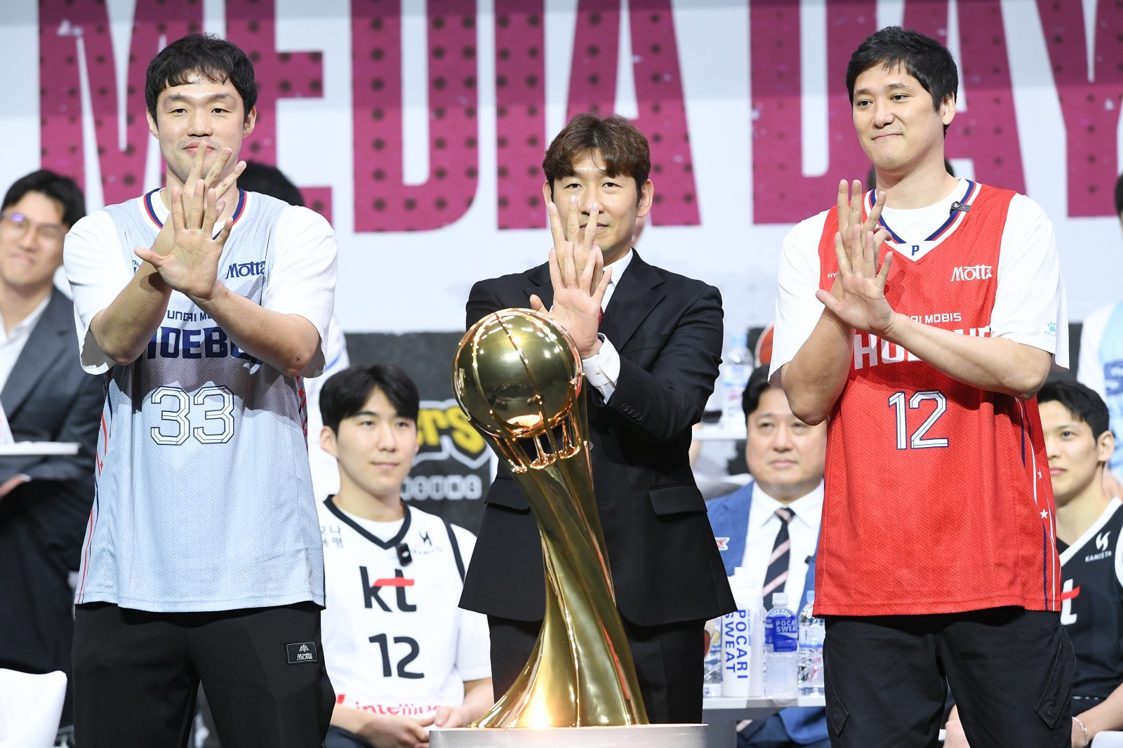 현대모비스 이승현(왼쪽)과 함지훈(오른쪽)은 KBL을 대표하는 4번 포지션 선수다. 이들은 한 팀에서 뭉쳐 시너지 효과를 내고 있다. 사진제공|KBL