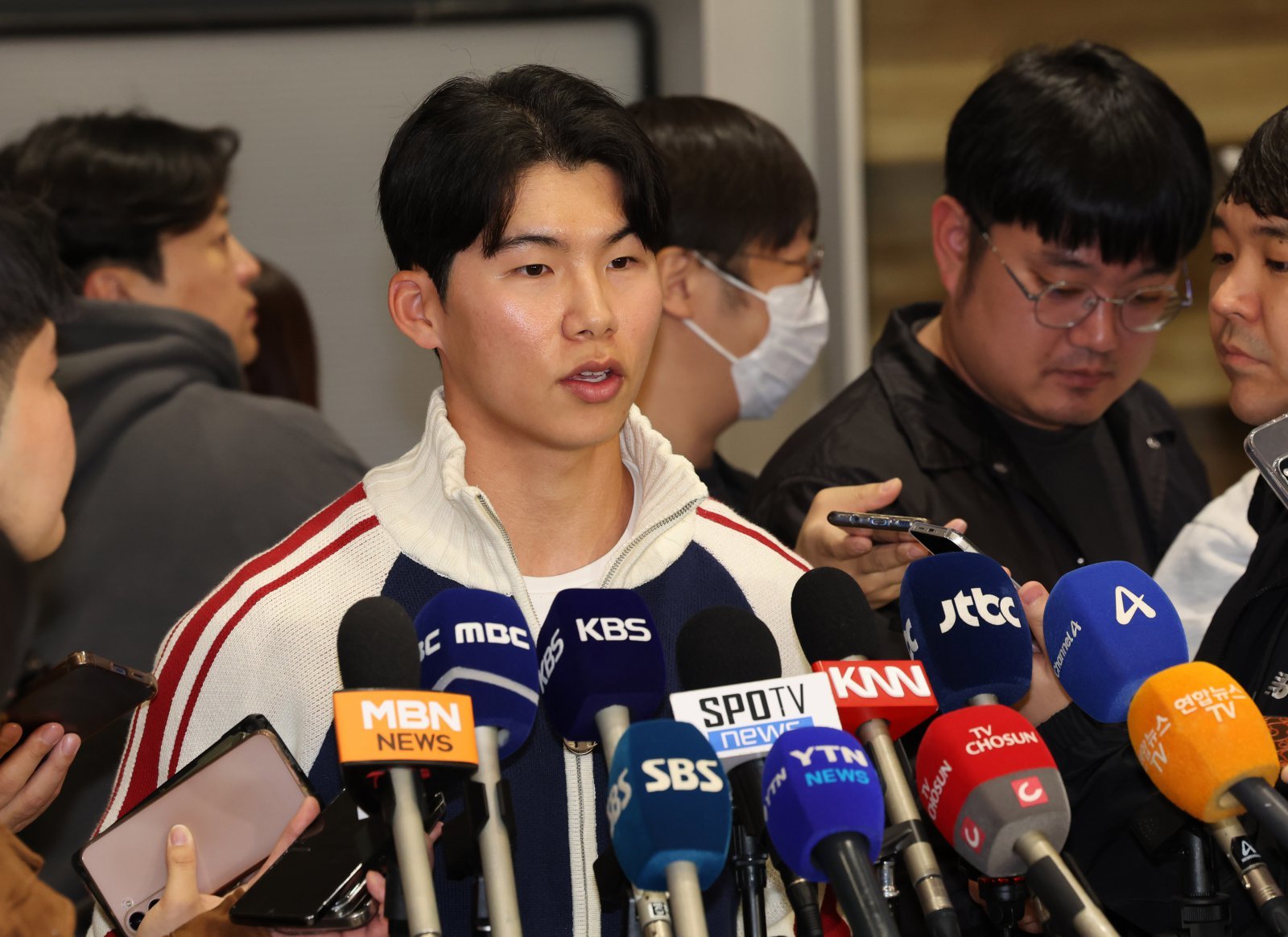 다저스 김혜성이 6일 인천국제공항으로 입국한 뒤 취재진과 인터뷰하고 있다. 그는 빅리그 첫해부터 WS 우승을 이뤄냈다. 인천국제공항｜뉴시스