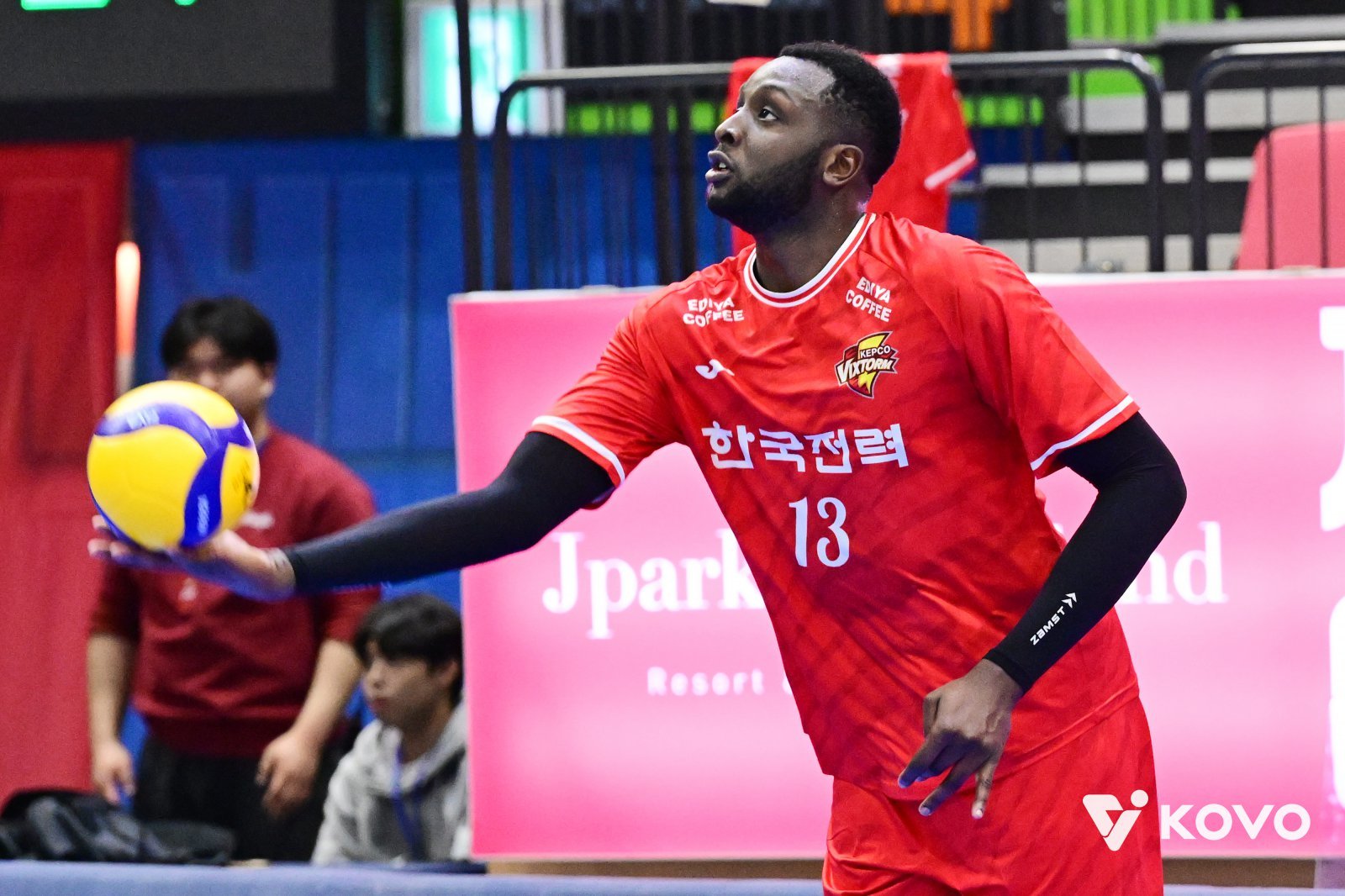 한국전력 베논이 6일 수원체육관에서 열린 OK저축은행과 V리그 남자부 1라운드 홈경기에서 서브를 준비하고 있다. 베논이 36점을 뽑은 한국전력은 3-2로 이겨 개막 3연패 뒤 2연승을 달렸다. 사진제공│KOVO