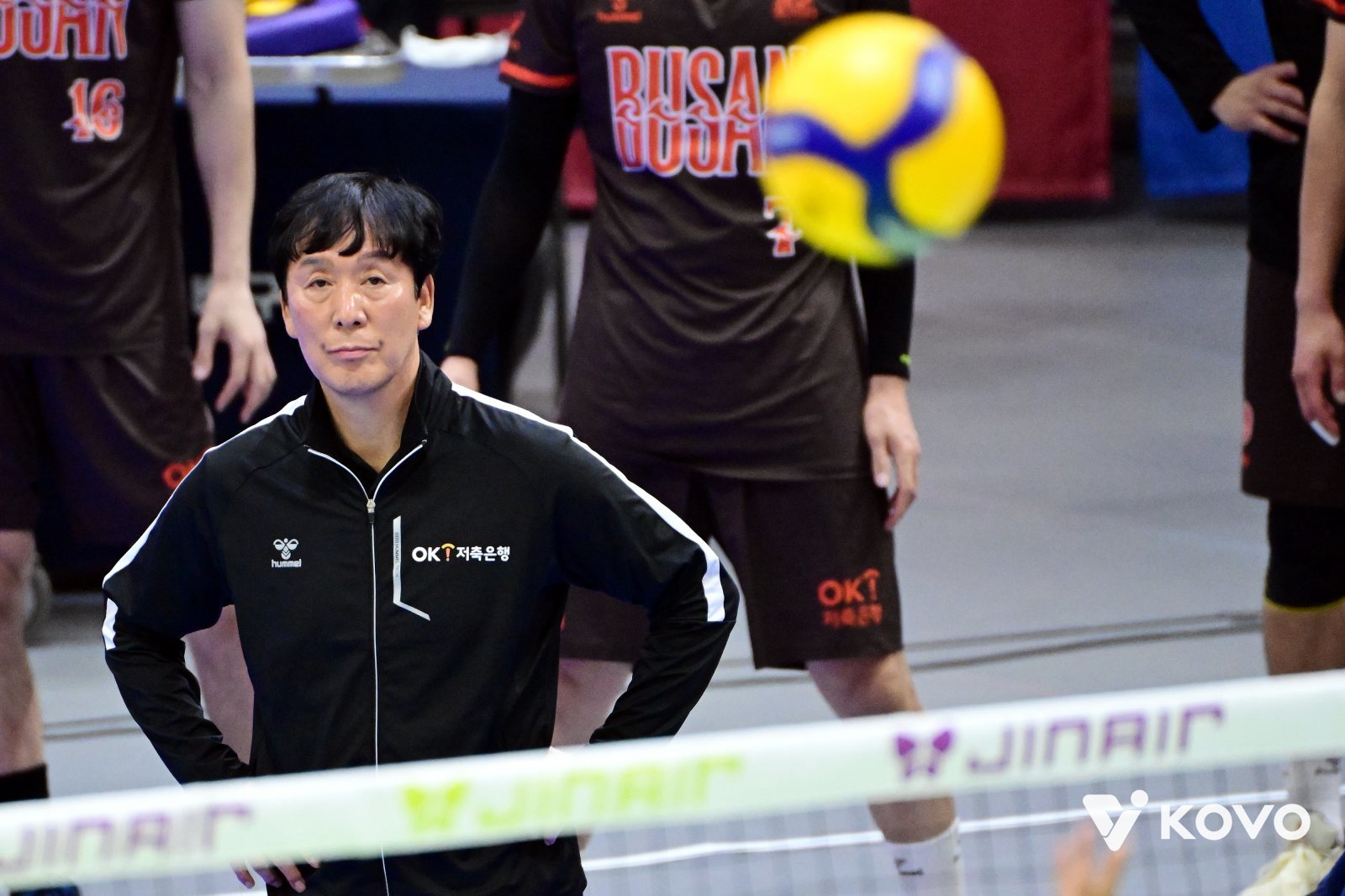 신영철 OK저축은행 감독은 외국인 선수 디미트로프와 아시아쿼터 오데이를 향한 냉철한 평가를 남겼다. 6일 한국전력전(2-3 패)에서 둘이 빠진 3세트부터 팀의 경기력이 살아났다는 사실을 강조했다. 사진제공│KOVO