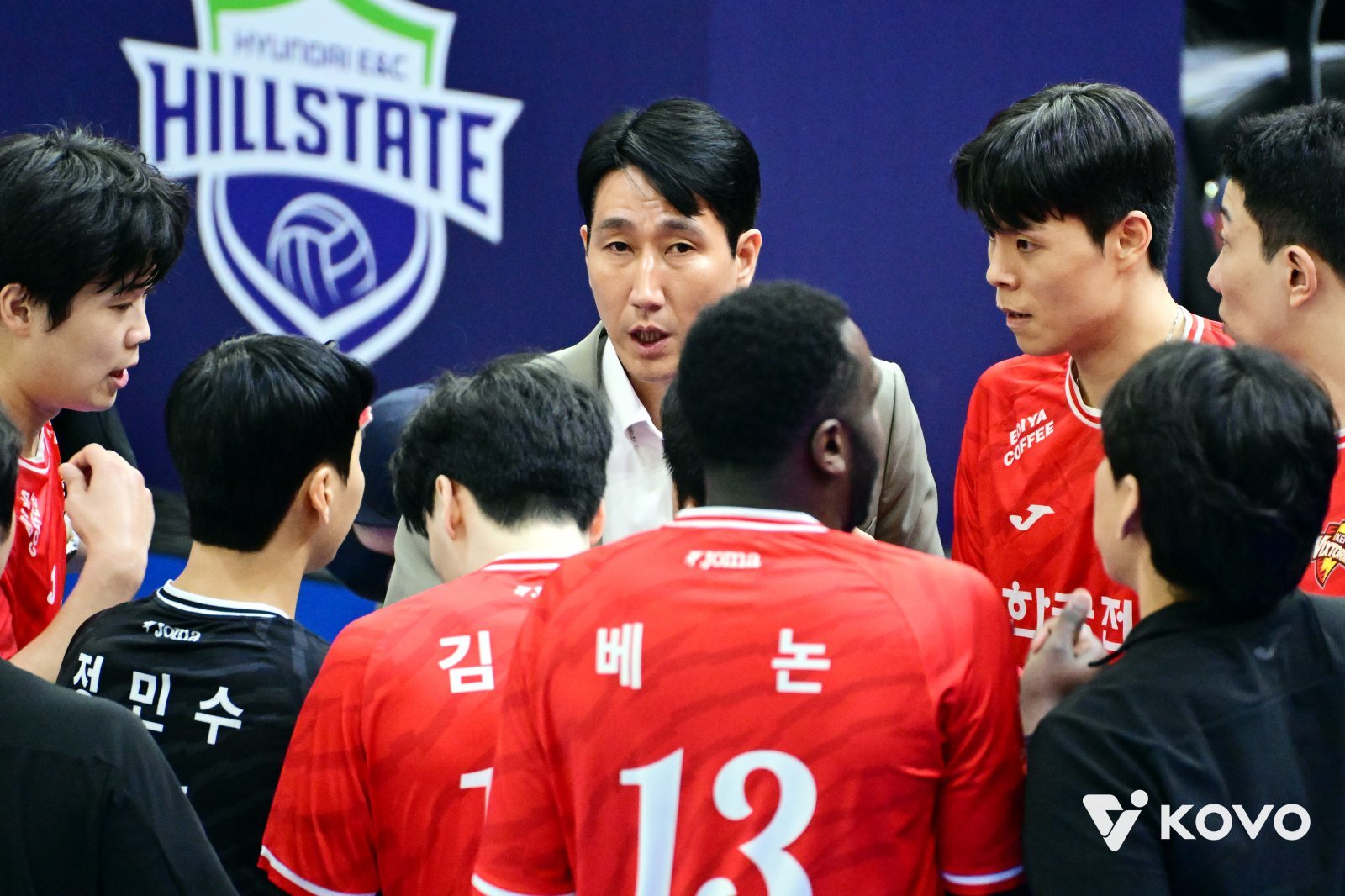 권영민 한국전력 감독(가운데)은 6일 수원체육관에서 열린 OK저축은행과 V리그 남자부 1라운드 홈경기에서 3-2로 이긴 뒤 베논을 향한 칭찬을 아끼지 않았다. 베논은 이날 V리그 데뷔 후 한 경기 최다인 36점을 뽑으며 팀의 승리에 앞장섰다. 사진제공│KOVO