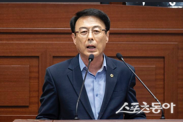 이충원 경북도의원이 대구경북통합신공항 건설사업에 대해 발언하고 있는 모습. 사진제공ㅣ경북도의회