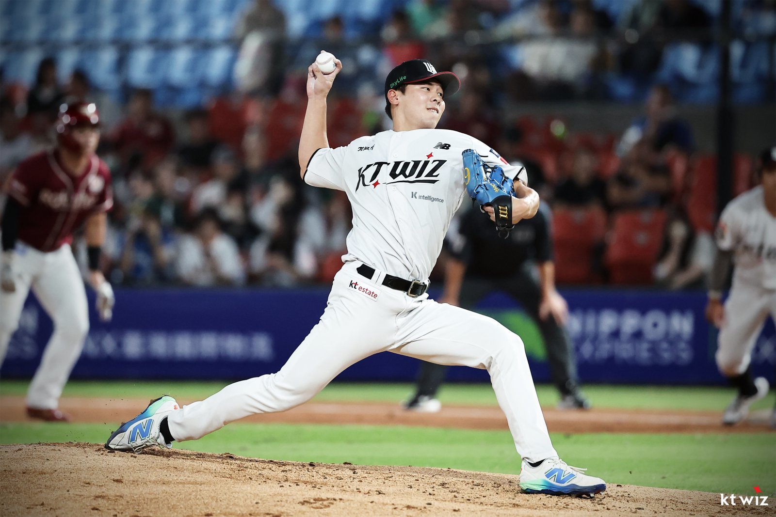 KT 한차현이 7일 라쿠텐 타오위안 야구장에서 열린 ‘2025 타오위안 아시아 프로야구 교류전’ 라쿠텐 골든이글스와 경기에 선발등판해 역투하고 있다. 사진제공｜KT 위즈