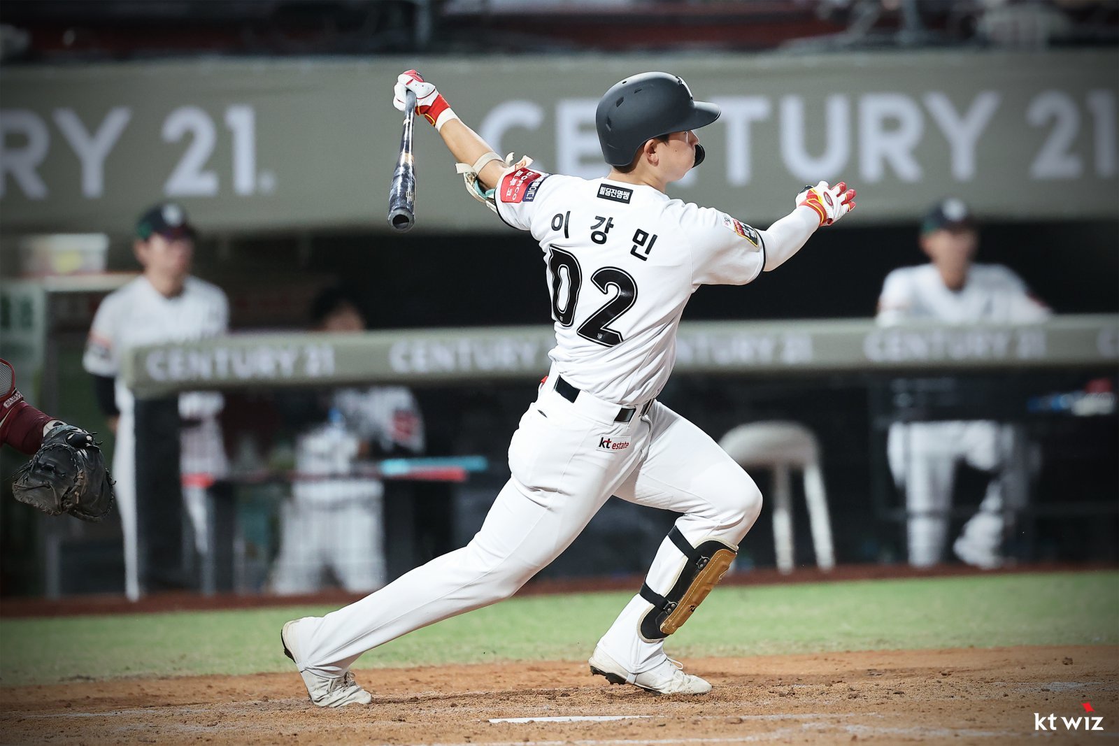 KT 신인 이강민이 7일 라쿠텐 타오위안 야구장에서 열린 ‘2025 타오위안 아시아 프로야구 교류전’ 라쿠텐 골든이글스와 경기 도중 안타를 치고 있다. 사진제공｜KT 위즈