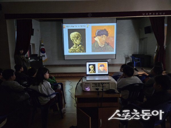 청도 남성현초가 ‘명화 속 흡연 장면으로 배우는 금연의 가치’흡연예방교육을 하고 있다. 사진제공 ㅣ 청도교육청