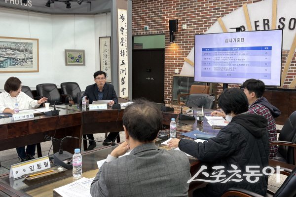 2026년 한국국학진흥원 개원 30주년 슬로건 공모전 최종 심사를 하고 있다. 사진제공 ㅣ 국학진흥원