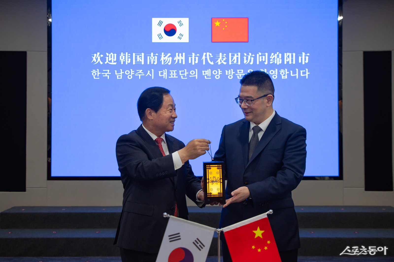 주광덕 남양주시장(윈쪽)이 리원 몐양시장에게 기념품을 전달하고 있다. 사진제공ㅣ남양주시